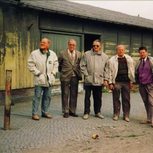 Lager Schkopau bij de Buna Werke. V.l.n.r.  Ton de Jong, Teun Meerkerk, Jacob  Henneman, Jan Beentjes en Ben Numan. Foto nr. 1 van 16 april 1991.