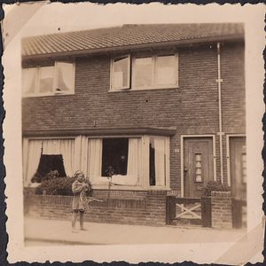 Hoflanderweg 37 gefotografeerd in mei 1945. Foto uit een fotoboekje van de erven Leo Tillmans. 