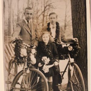 Nico Giling met jongere broer en zus in de Haarlemmerhout Bloemencorso 1947