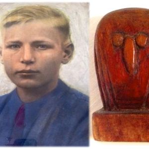 Aldert Kaman met zelfgesneden kunstwerk. Hij volgde de opleiding tot meubelmaker. Bron familie Kaman.