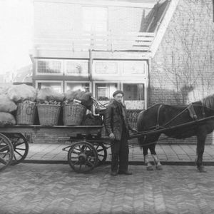 Henk Slatman in 1947 Duinvlietstraat hoek Wijkerstraatweg. Bron Karin Slatman via HKV.
