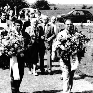 Richard Schaaf en Otto Hofmann met kransen en Frans en Mimi Busschers op het Ehrenmal in Zöschen circa 1992.