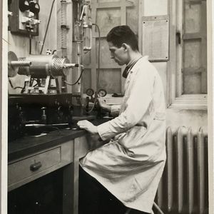 Harmen Bakker op het Laboratorium van Hoogovens. Ramen geblindeerd en glas afgeplakt. Foto van Harm Bakker.