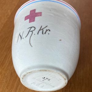 Beker Nederlandse Rode Kruis. Onder aanzicht.