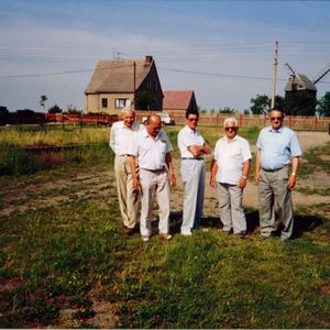 Lager Zöschen met op de achtergrond de Molen. V.l.n.r. Willem Welgemoed, Jan Beentjes, Ben Numan,Jaap Epskamp en Jacob Henneman.