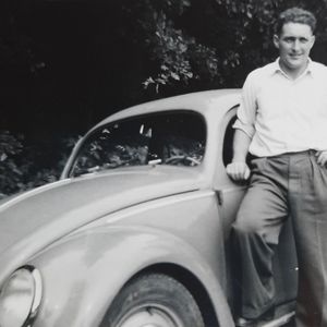 Henk Petra foto bij VW-Kever. Bron familie Petra.