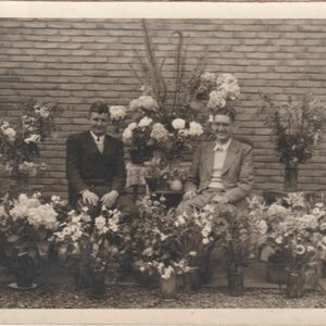 Piet en Ber Nagel bij thuiskomst op het platje achter Meerstraat 86 begin juni 1945. Bron: familie Nagel.