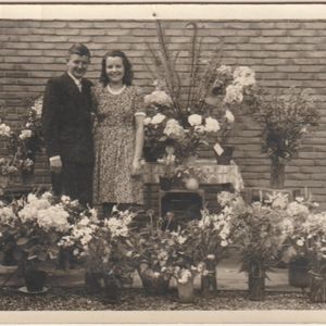 Piet Nagel met verloofde Trudy Schuijt bij thuiskomst op het platje achter Meerstraat 86 begin juni 1945. Bron: familie Nagel.