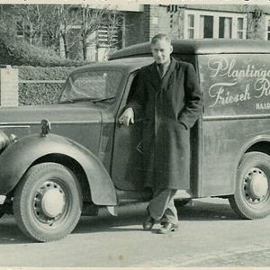Joop Plantinga bij zijn Commer bestelwagen met kenteken GZ 90754 afgegeven op 13-11-1947. Foto van Hans Plantinga.