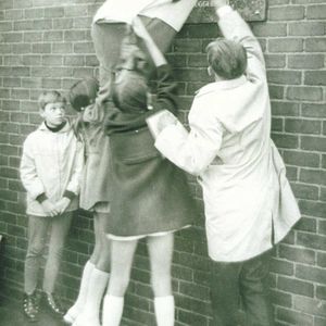 Onthulling monument op het Stationsplein door de dochter van Ted Duin