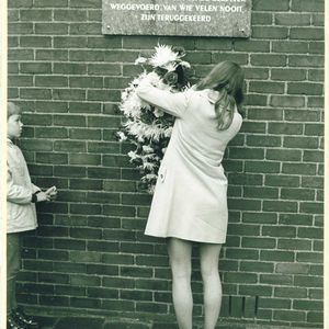 Onthulling monument op het Stationsplein door de dochter van Ted Duin