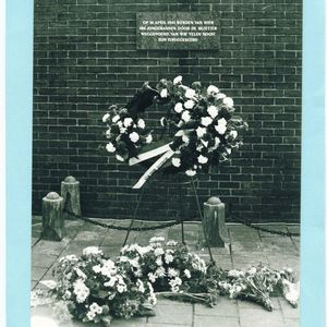 Herdenking op 14  april 1984. Het monument met de kransen.