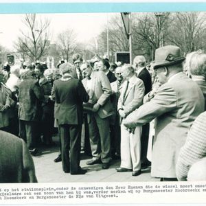 Herdenking op 14  april 1984. Burgemeester Hubers spreekt met Ted Duin.
