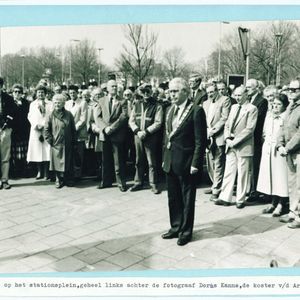 Herdenking op 14  april 1984. Burgemeesters en publiek.