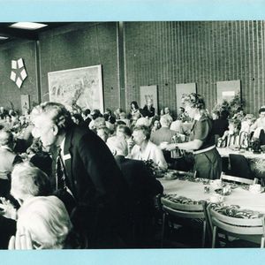 Herdenking op 14  april 1984. Een kopje koffie bij de reunie in de Bedrijfsschool van de Hoogovens.