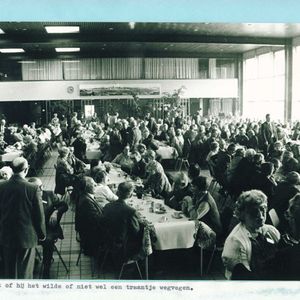 Herdenking op 14  april 1984. Reunie in de Bedrijfsschool van de Hoogovens .