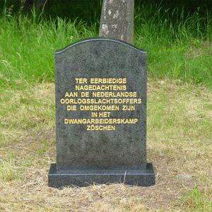 Nederlands monument naast het Ehrenmal te Zöschen