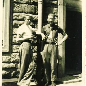Hans Gutteling, rechts, in mei 1945 in Niederlahnstein am Rhein bij Koblenz voor de kazerne