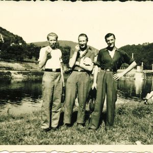 Hans Gutteling, midden, in mei 1945 in Niederlahnstein am Rhein bij Koblenz