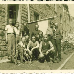 Hans Gutteling, staand 3e van links, in mei 1945 in Niederlahnstein am Rhein voor de kazerne