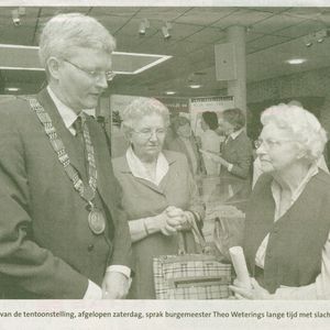 Noordhollands Dagblad 20 april 2005 Vlnr Burgemeester Weterings, Mevr. Numan en Mevr. Hop