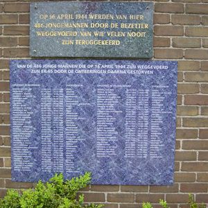 Plaquette met gedenktekst en Herdenkingsplaat