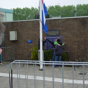 Onthulling van de Herdenkingsplaat door leerlingen van basisschool De Wilgenroos
