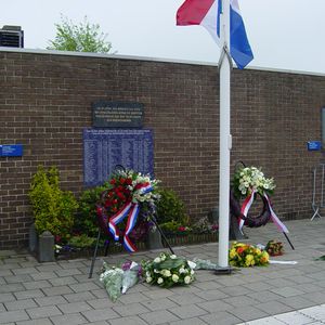 Monument met Gedenktekst en Hedenkingsplaat op 4 mei 2005