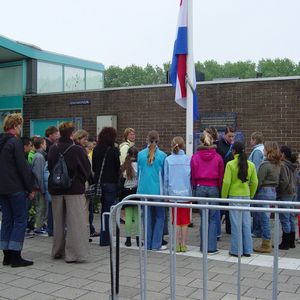 Kranslegging op 4 mei 2005 door leerlingen van basisschool De Wilgenroos