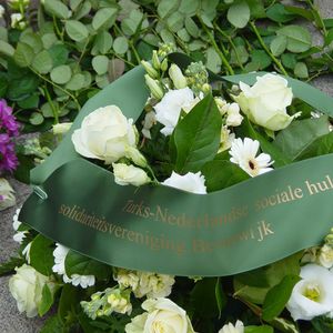 Bloemstuk Turks-Nederlandse Sociale Hulpverlening solidariteits vereniging Beverwijk