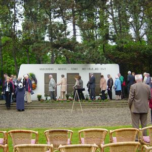 Defilé langs het monument op 4 mei 2005