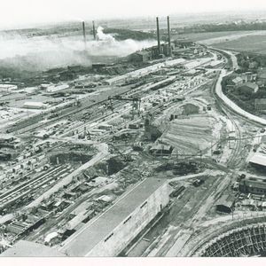 Kraftwerk Lippendorf in 1964. Achter de 4 schoorstenen is De Kippe zichtbaar
