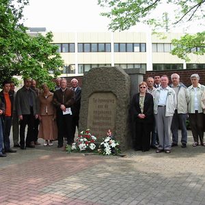 Kranslegging op 4 mei 2005 bij het monument op het Ehrenhain te Pulgar