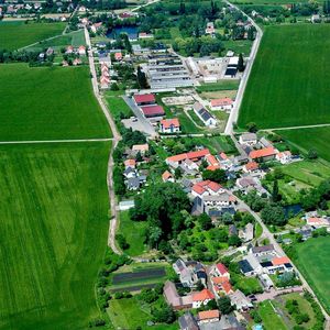 Luchtfoto van het Lager Zöschen midden huidige situatie (2004). De barakken midden op de foto. 