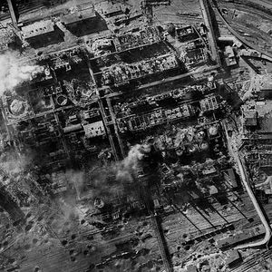 De verwoeste fabriek na het bombardement van 21 maart 1945 op de BRABAG in Böhlen