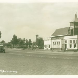 Anno 1947. Boven de 2 dubbele deuren links staat  -Bioscoop de Pont- . Op het torentje staat -Café Restataurant Hotel de Pont-.