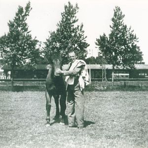 Wim de Bie in 1947. Op de achtergrond Beijerlust en het station NS met het perron vanwaar de jongens op 16 april 1944 vertrokken.