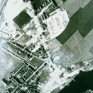 Luchtfoto 13 april 1945. Velsen-Noord grotendeels gesloopt. Rechts onder het midden staat  Bioscoop De Pont. De witte vlekken zijn de ongeveer 1.000 gesloopte huizen.
