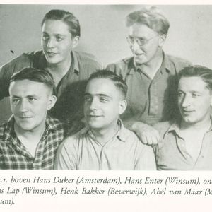 Henk Bakker gefotografeerd in Naumburg met 4 kameraden april/mei 1945