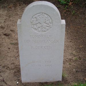 Grafsteen van Pieter Dekker