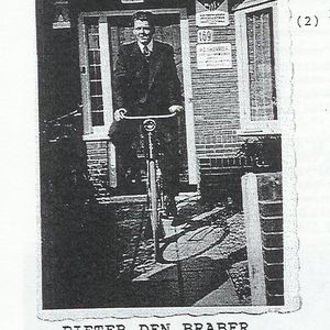 Piet den Braber op de fiets voor het huis. Foto van Hans den Braber.