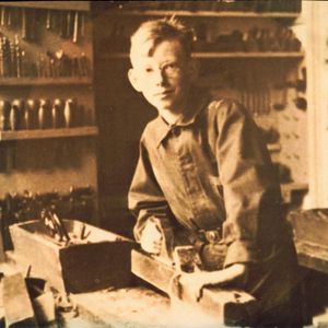 Age Herman Baas in de timmermanswerkplaats aan het einde van zijn opleiding in 1943.