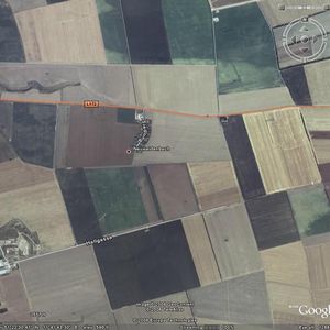 Schuinweg ziet u nog de contouren van de landingsbaan