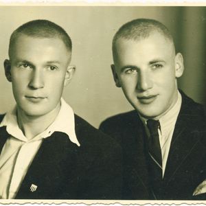 Joop Schelvis en Henk Verkooyen gefotografeerd vlak na hun terugkomst uit Kamp Amersfoort in augustus 1944.