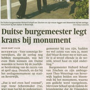 NHD 17 april 2006 Kranslegging door de burgermeester van Zöschen Richard Schaaf en zijn vrouw Edda
