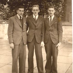 Herman Meerman met 2 kornuiten in de oorlogsjaren bij het Bismarck monument in Berlijn  