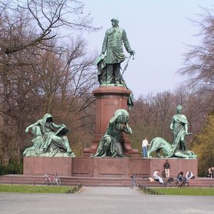 Het Bismarck monument aan de Grosser Stern in Berlijn. Uiterst links het muurtje waarvoor de foto waarschijnlijk genomen is.