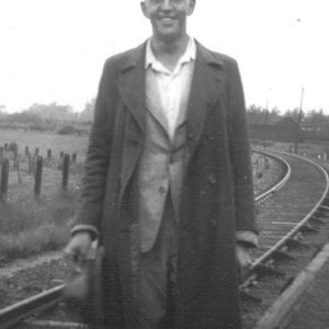 Cor Tol gefotografeerd op het station Barneveld-Voorthuizen  op 8 juli 1944, de dag van z'n vrijlating uit het kamp