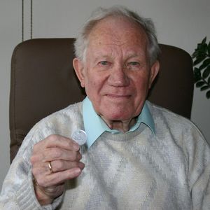 Cees Dekker met in z'n hand z'n gevangenenummer uit Schkopau nr 8193