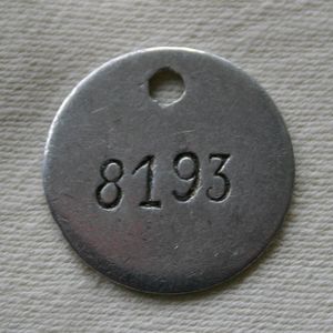 Het gevangenenummer van Cees Dekker, 8193. Dit nummer ontving hij op 8 juli in Schkopau.